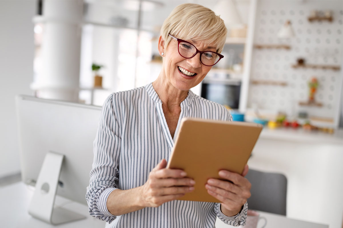 woman-smile-glasses-standing-tablet-kitchen_1200x800_01